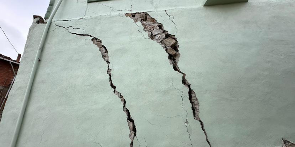 Günebakan köyünde heyelan; evlerin duvarları çatladı