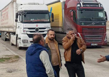 Gürbulak'ta kuyrukta bekleyen TIR şoförleri çözüm bekliyor