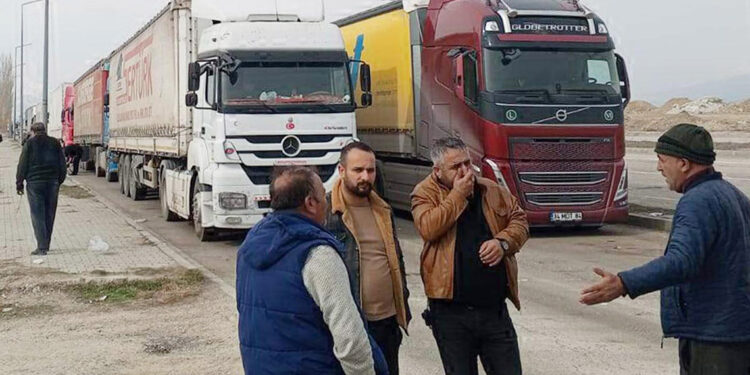 Gürbulak'ta kuyrukta bekleyen TIR şoförleri çözüm bekliyor