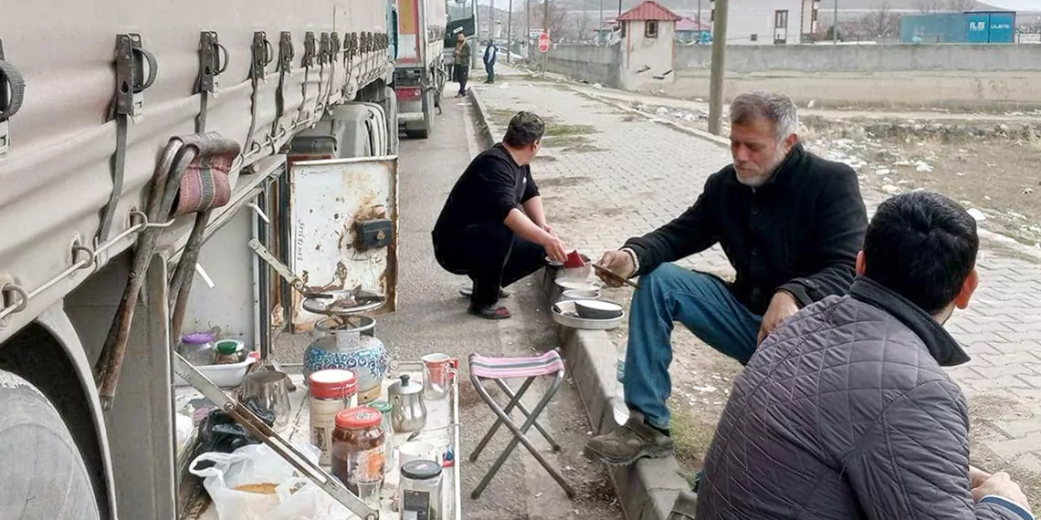 Gürbulak'ta kuyrukta bekleyen tir şoförleri çözüm bekliyor