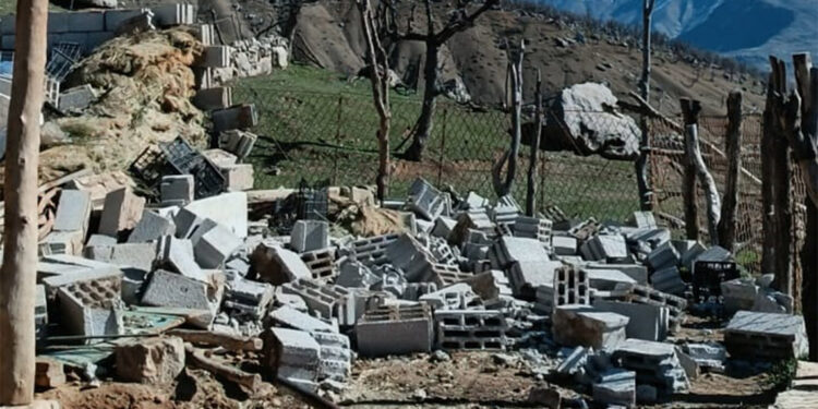 Hakkari'de kuvvetli rüzgar; elektrik direkleri devrildi