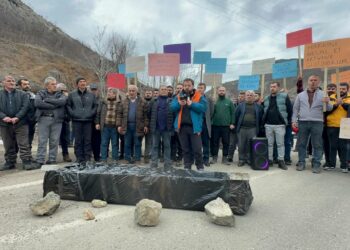 Artvin-Ardahan kara yoluna siyah tabut bırakıp eylem yaptılar