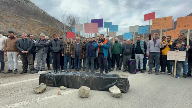 Artvin-Ardahan kara yoluna siyah tabut bırakıp eylem yaptılar