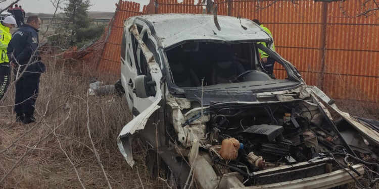 Hafif ticari araç rüzgar bariyerine çarptı; 2 yaralı