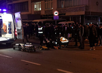 Hafif ticari aracın çarptığı motosikletli kurye ağır yaralandı