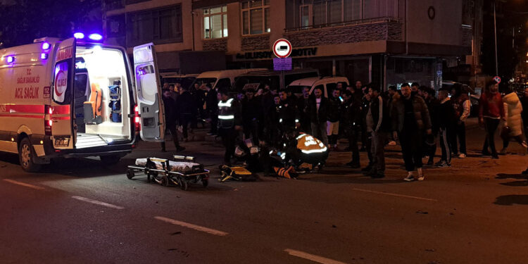 Hafif ticari aracın çarptığı motosikletli kurye ağır yaralandı