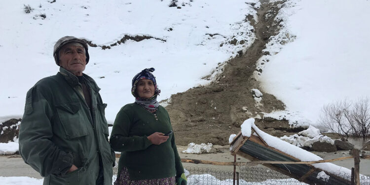 Hakkari Yüksekova'da köy yolunda heyelan