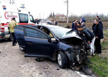 Halk otobüsü ile otomobil çarpıştı: 1 ölü, 8 yaralı