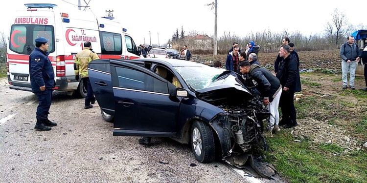 Halk otobüsü ile otomobil çarpıştı: 1 ölü, 8 yaralı