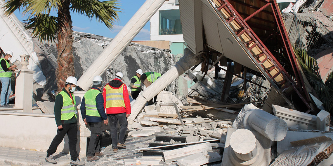 6 kişilik inşaat mühendisliği ekibi Hatay'da ağır hasar alan ve yıkılan binalarda incelemelerde bulundu. 2007 ve 2018 yılındaki deprem yönetmeliğine göre yapılan binaları denetleyen ekip, ağır hasar alan ve yıkılan binalarda etriye demirinin yetersiz oluşuyla kolon çeliklerinin burkulduğunu gözlemledi.
