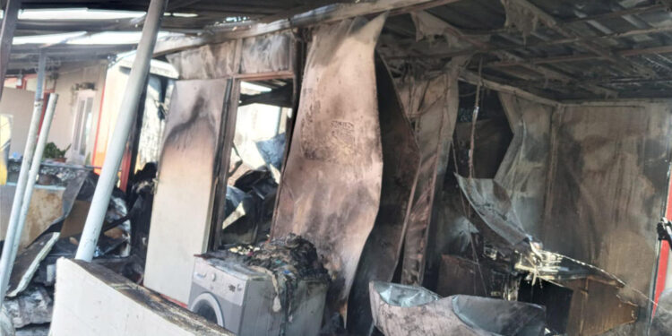 Hatay'da depremzedelerin yaşadığı 3 konteyner yandı