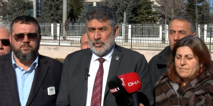 Herkesin anayasanın hükümlerine riayet etmesini bekliyorum