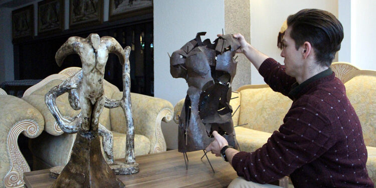 Hurdalıktan topladığı metallerden heykeller yapıyor