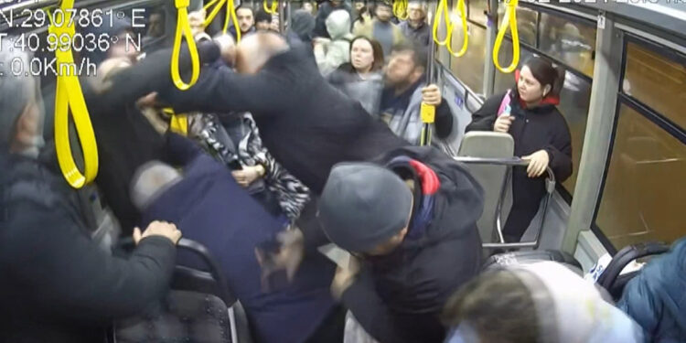 İETT otobüsünde kadına yumruk atan saldırgana ev hapsi