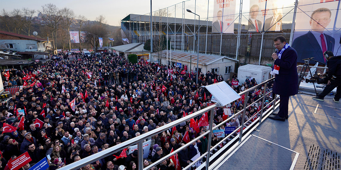 İBB Başkanı Ekrem İmamoğlu Sarıyer'de düzenlenen 'Halk Buluşması'na katıldı. İmamoğlu, “Sarıyer'de Şükrü Başkan güzel işler yaptı. Kendisine teşekkür ederiz. Ama şimdi başka bir arkadaşımız görev yapacak. Görev devir teslim olur. Şimdi, bundan sonra önümüze bakacağız. Geride kalanlar kaldı, önümüze bakacağız" dedi.