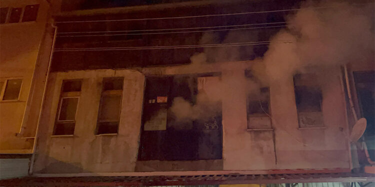 İnegöl'de mobilya imalathanesinde çıkan yangın söndürüldü