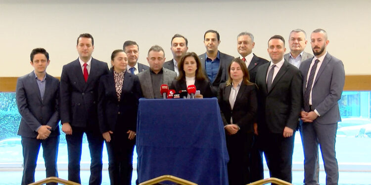 Timsah gözyaşları döken Akşener'le bu ortamda artık olmayacağız