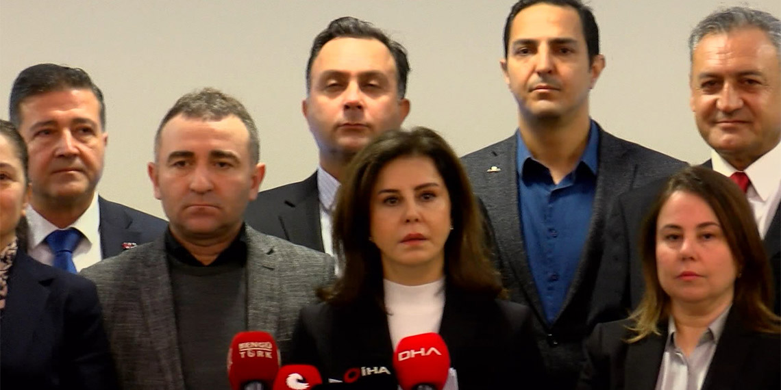 İYİ Parti İstanbul İl Teşkilatı Kurucular Kurulu üyeleri; "Akşener'in eşinin, oğlunun ve sekreterinin hükümranlık sürdüğü bu ortamda biz artık olmayacağız. Grup kürsüsünde timsah gözyaşları döken Akşener'in, teşkilatın yüreğinin kan ağladığını görmediği aşikârdır".