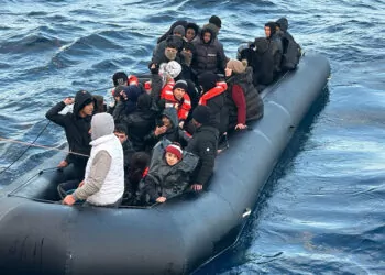 Denizde mahsur kalan 159 göçmen kurtarıldı