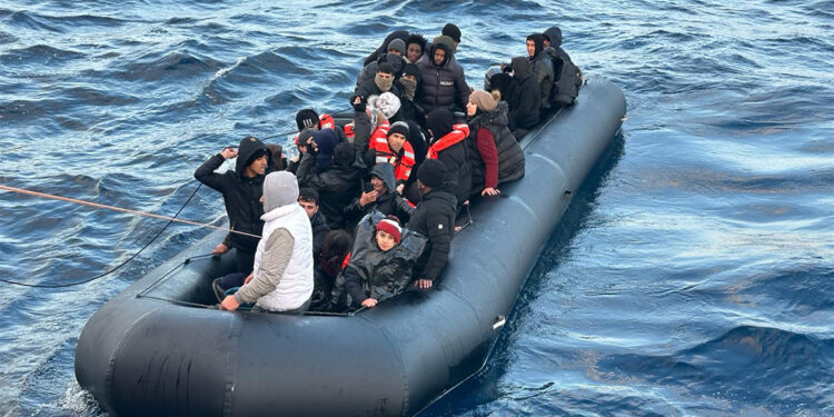 Denizde mahsur kalan 159 göçmen kurtarıldı