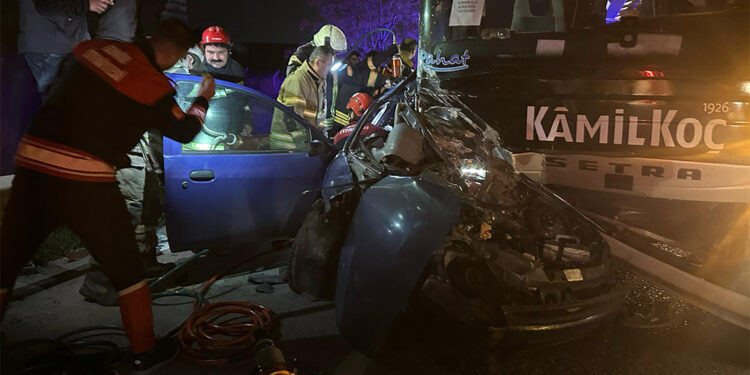 Yolcu otobüsüyle çarpışan otomobil 200 metre sürüklendi