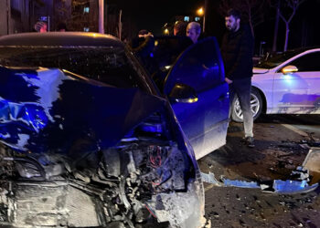 İki otomobil kavşakta kafa kafaya çarpıştı: 5 yaralı