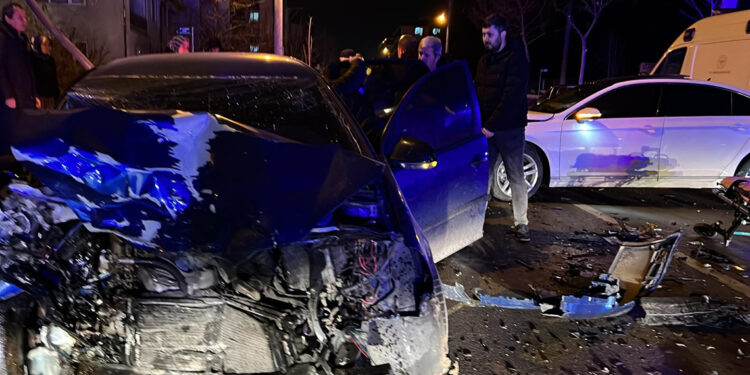 İki otomobil kavşakta kafa kafaya çarpıştı: 5 yaralı