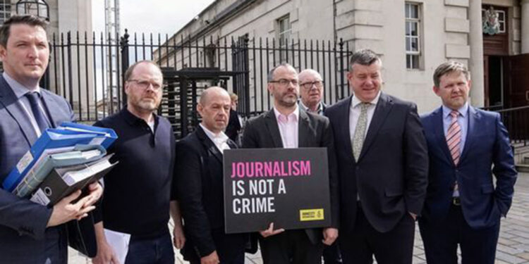 İngiltere’de iki gazetecinin gizlice dinlendiği dava başladı