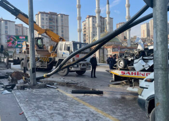 İş makinesi yüklü çekici 6 araca çarptı: 3 yaralı