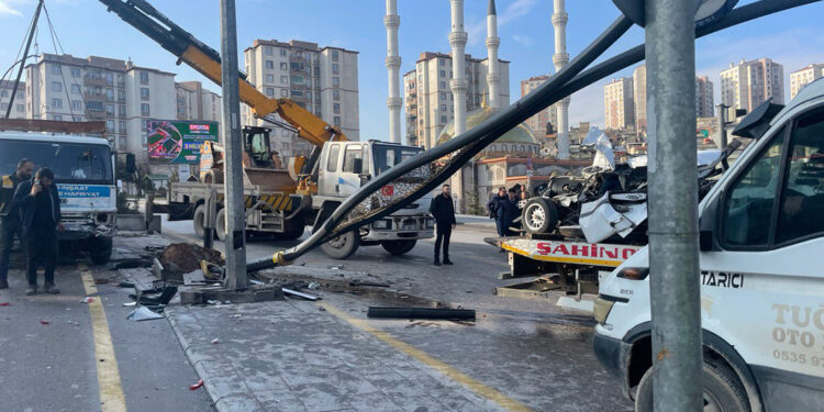 İş makinesi yüklü çekici 6 araca çarptı: 3 yaralı