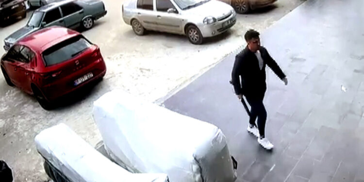 İş yerini bastığı eski eşini tüfekle vurdu