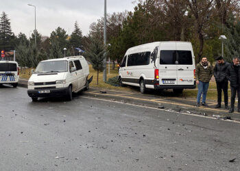 İşçi servisi, minibüs ve otomobil çarpıştı: 7 yaralı