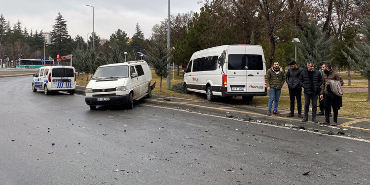 İşçi servisi, minibüs ve otomobil çarpıştı: 7 yaralı