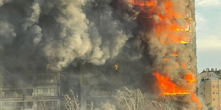 İspanya'daki apartman yangınında 4 kişi öldü, 15 kişi kayıp