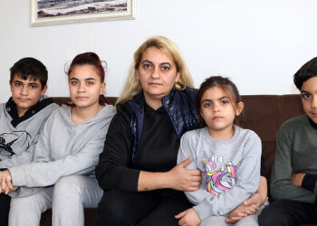 İşsiz, evsiz kalan depremzede aile, geçici yuvasında