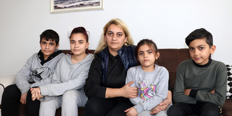 İşsiz, evsiz kalan depremzede aile, geçici yuvasında