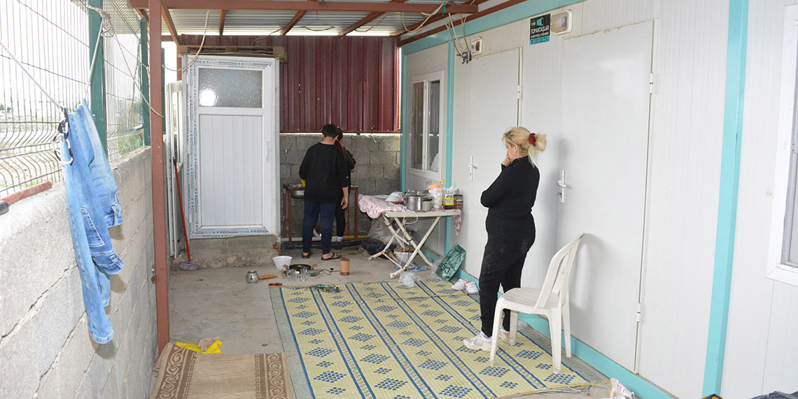 İşsiz, evsiz kalan depremzede aile, geçici yuvasında