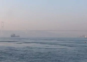 İstanbul boğazı'nda sis etkisini artırdı