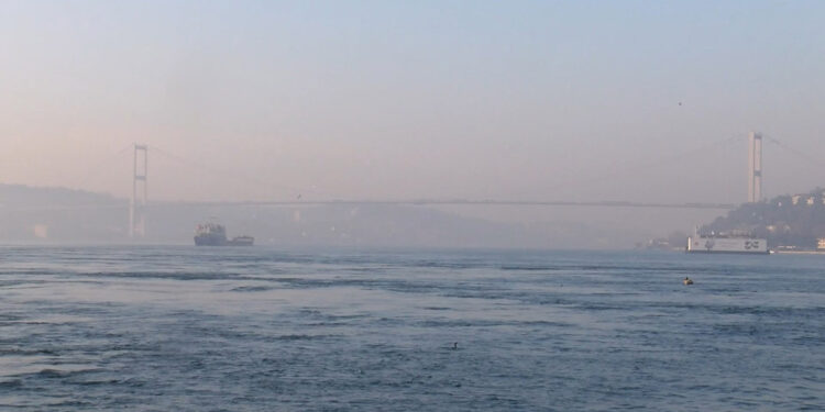 İstanbul Boğazı'nda sis etkisini artırdı