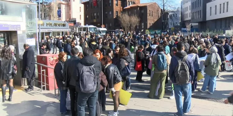 İstanbul üniversitesi öğrencilerinden protesto