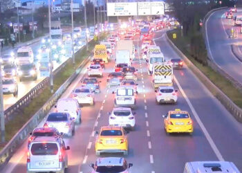 İstanbul'da okulların açılmasıyla trafik yoğunluğu oluştu