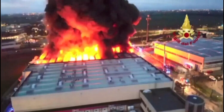 İtalya'da nakliye şirketi binasında yangın