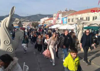 İzmir'de güneşi gören Foça'ya koştu