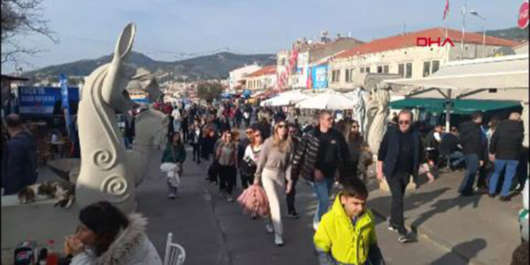 İzmir'de güneşi gören Foça'ya koştu