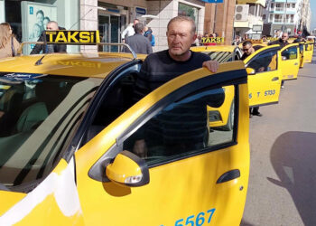 İzmir'de taksicilerden 'Koruma kabini istiyoruz' yürüyüşü