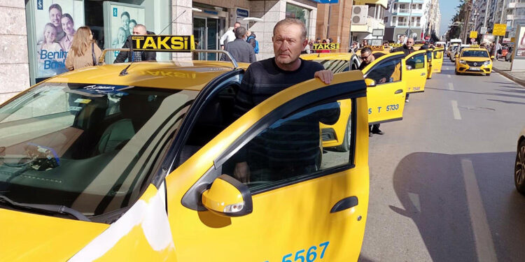 İzmir'de taksicilerden 'Koruma kabini istiyoruz' yürüyüşü