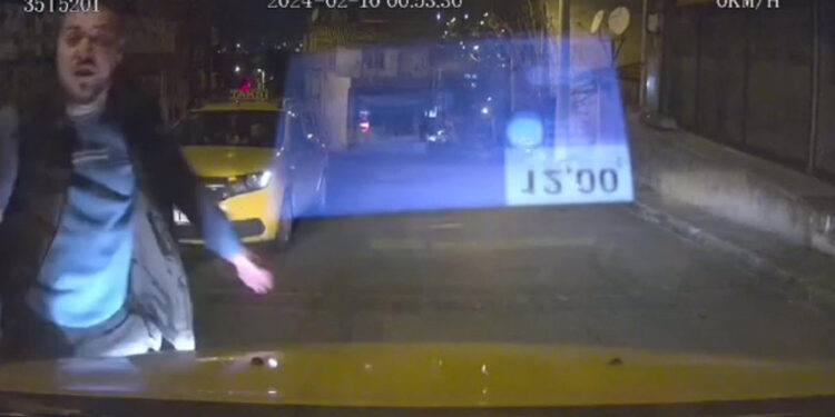 İzmir'de taksiciyi yumruklayan şüpheli yakalandı