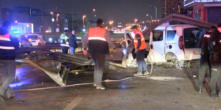 Kartal'da bariyerlere vuran hafif ticari araç taksiye çarptı