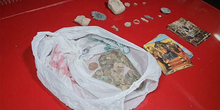 Kırıkkale'de polisin durdurduğu otomobilde tarihi eser ele geçirildi