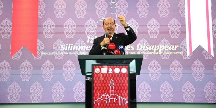 Kıbrıs'ta iki devleti savunuyoruz